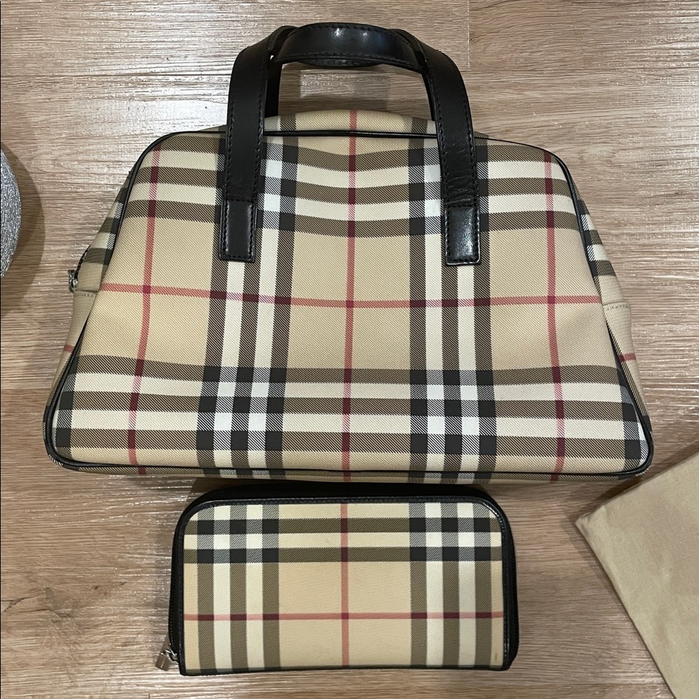 Burberry London. Novacheck Satchel/Wallet/Dust Bags - Picture 2 of 16